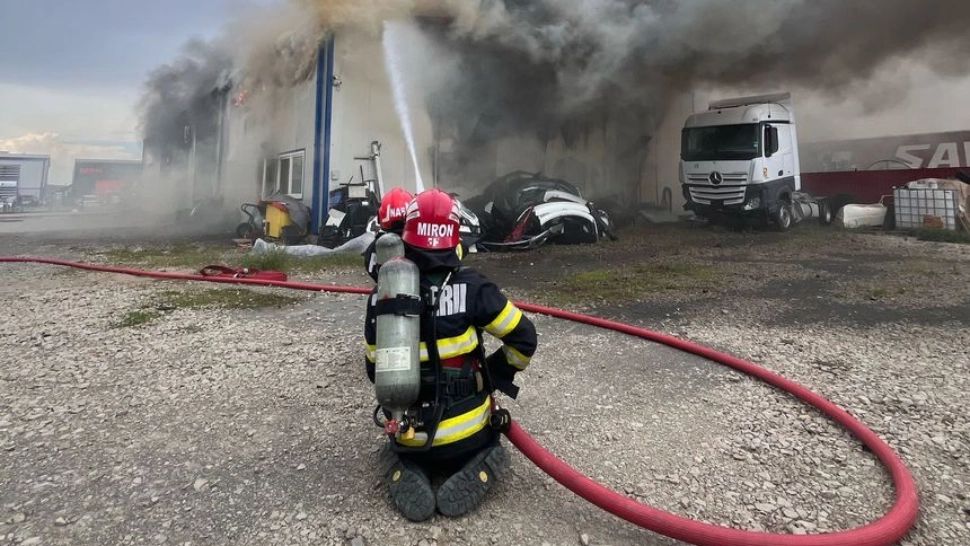 Incendiu puternic la un service auto din Alba Iulia. O persoană a suferit arsuri la mâini și picioare