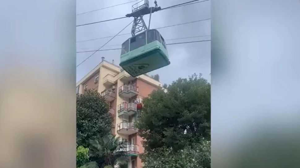 Patru persoane au murit şi una este grav rănită după ce o telecabină s-a prăbuşit joi lângă Napoli. Foto/Captură video
