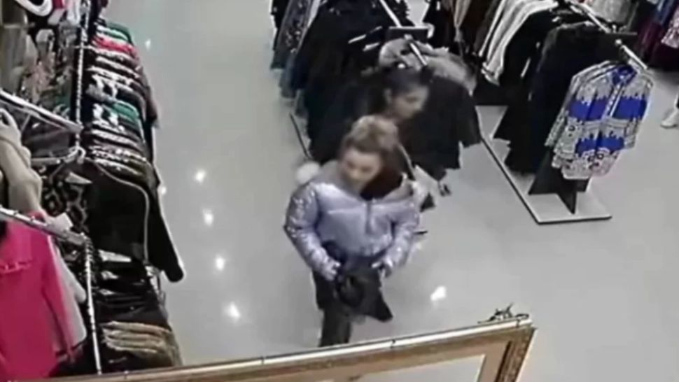 Haine în valoare de 9000 de lei, furate dintr-un mall din Cluj. Printre hoațe, și o minoră/ Captură video