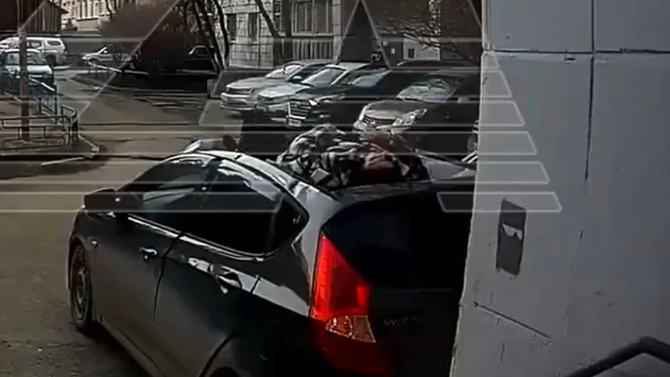 Momentul în care o bătrână de 80 de ani cade de la etajul 6 pe capota unei mașini și nu pățește nimic.