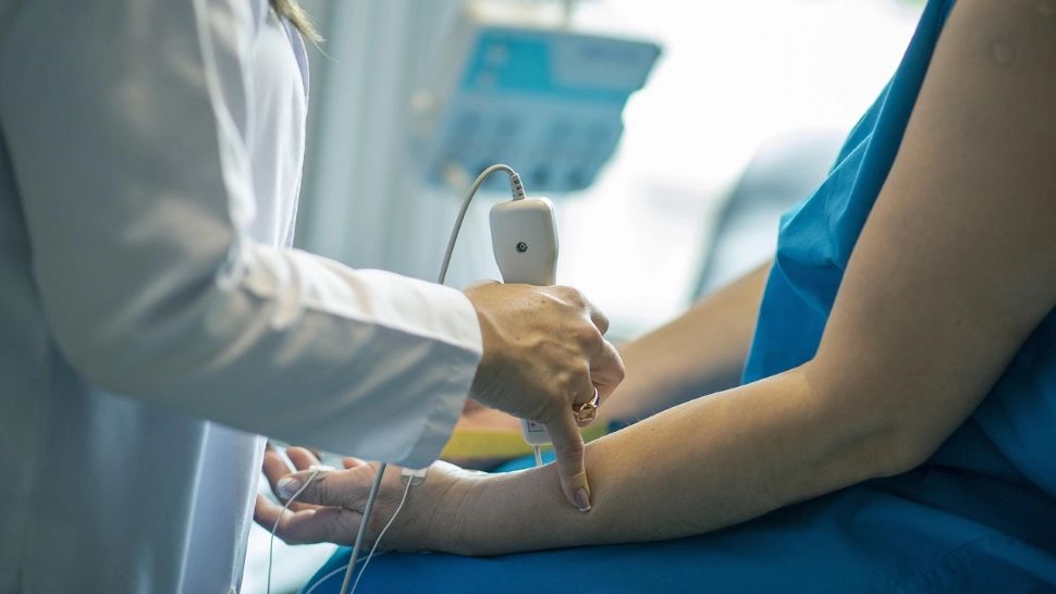 Fals medic, arestat după ce a lăsat o pacientă în moarte cerebrală în urma unei intervenții ilegale. Totul s-a petrecut într-o clinică improvizată