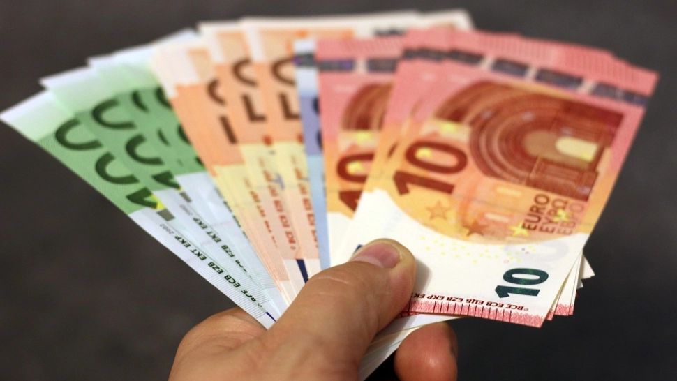Escrocherie sentimentală în Spania: o româncă a obținut peste 70.000 de euro de la un bărbat care a dat anunț în ziar că vrea o relație serioasă