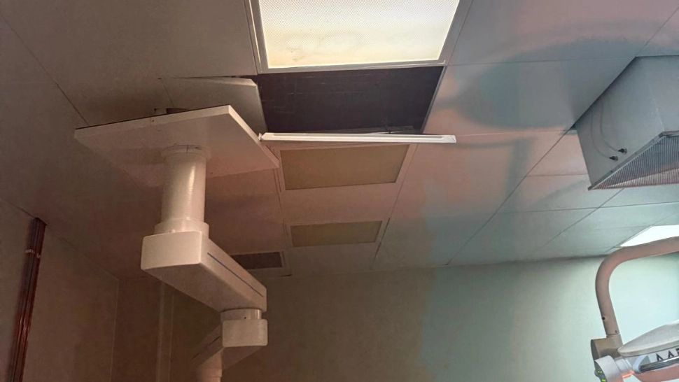 Bucata „cu pricina”, desprinsă din tavan. 