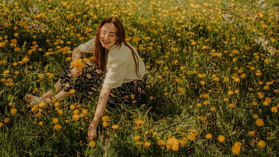 Buruiana care te scapă de NEGI și ajută la DETOXIFIEREA ficatului. Crește peste tot și este, de fapt, un remediu cu beneficii multiple