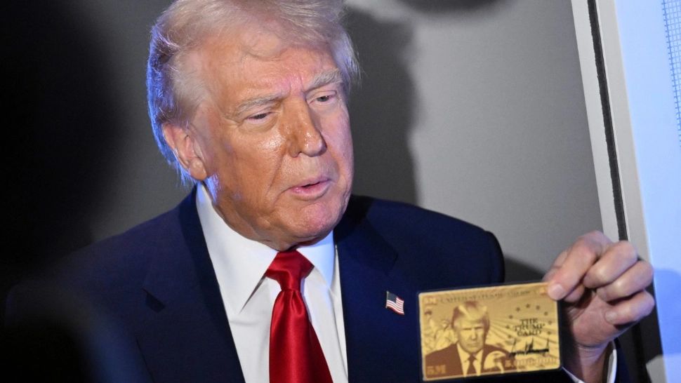 Trump a prezentat cardul de aur. Foto: Profimedia