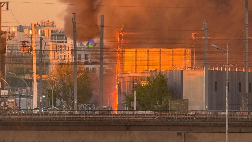 INCENDIU violent, cu degajări mari de fum, la un centru de sortare a gunoiului din Paris/ Profimedia