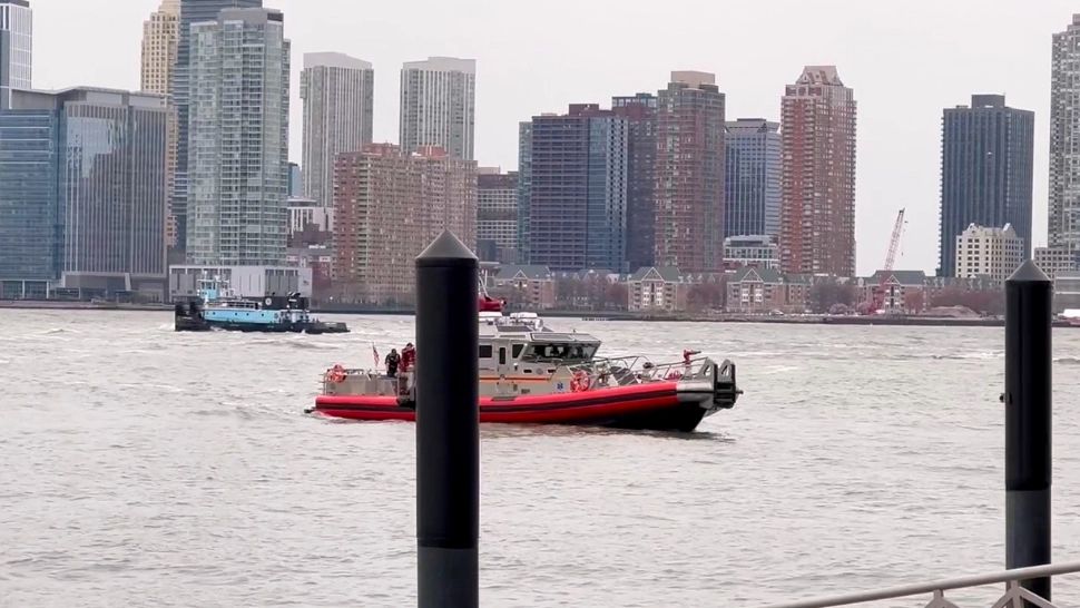 Un elicopter s-a prăbușit în fluviul Hudson la New York. Foto: Profimedia