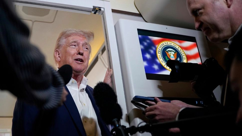 Donald Trump la bordul avionului prezidențial. Foto: Profimedia