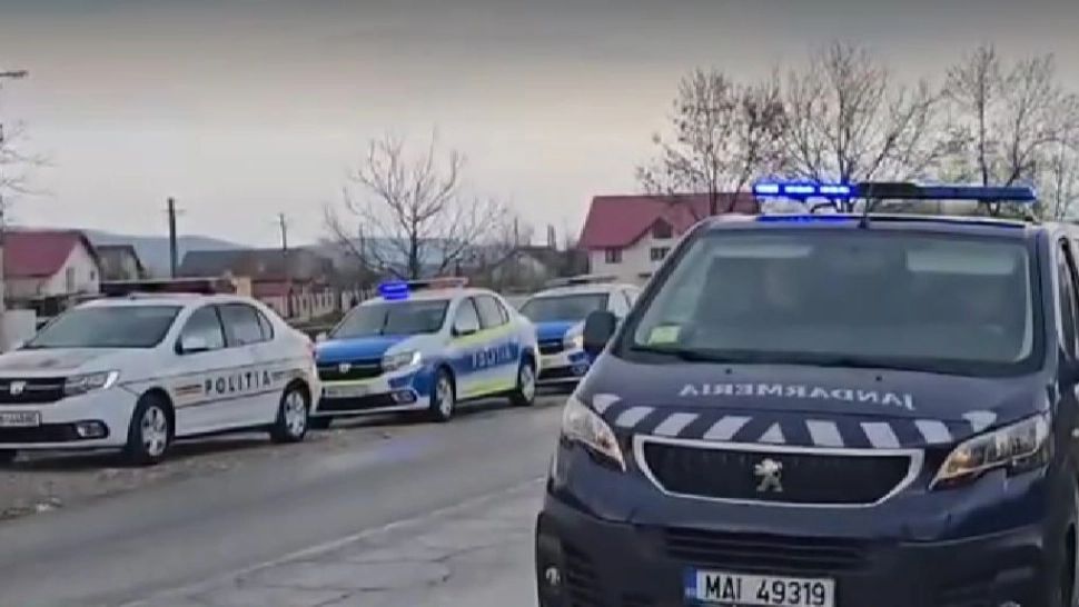 Scandal URIAȘ: 10 echipaje de poliție și jandarmi au intervenit pentru a opri bătaia dintre două familii - VIDEO