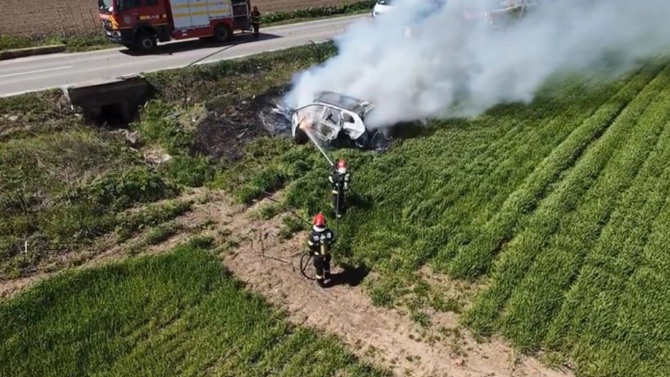 Accident pe DJ208, în județul Iași: o mașină electrică a fost cuprinsă de flăcări după ce s-a răsturnat. Flăcările, stinse abia după două ore