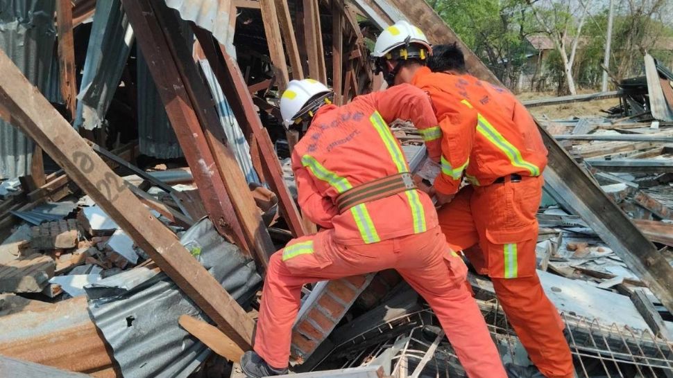 Salvare miraculoasă în Myanmar: un bărbat, de 26 de ani, a fost scos viu de sub dărâmături la cinci zile după cutremur