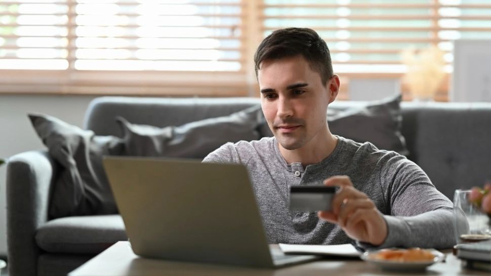 Vinzi bunuri personale pe platforme online? Intri în atenția Fiscului dacă depăşeşti 10.000 de lei Foto/Profimedia