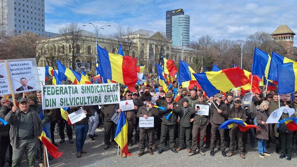 Amplu PROTEST al silvicultorilor, feroviarilor și rezerviștilor militari în fața Guvernului. Ce nemulțumiri au oamenii/ Foto: Facebook Federația SILVA