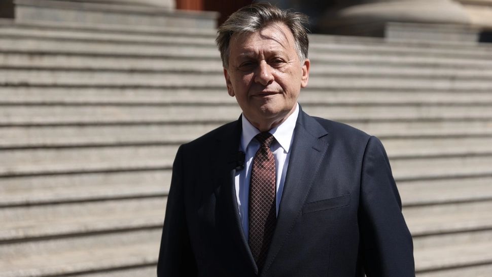 Crin Antonescu șterge pe jos cu sistemul