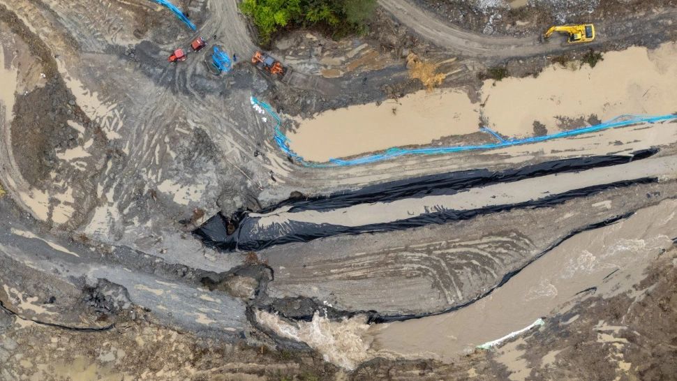 Imagini ale DEZASTRULUI de la Salina Praid. Un râu umflat de ploi se scurge ca printr-o pâlnie uriașă în străfundurile salinei - VIDEO