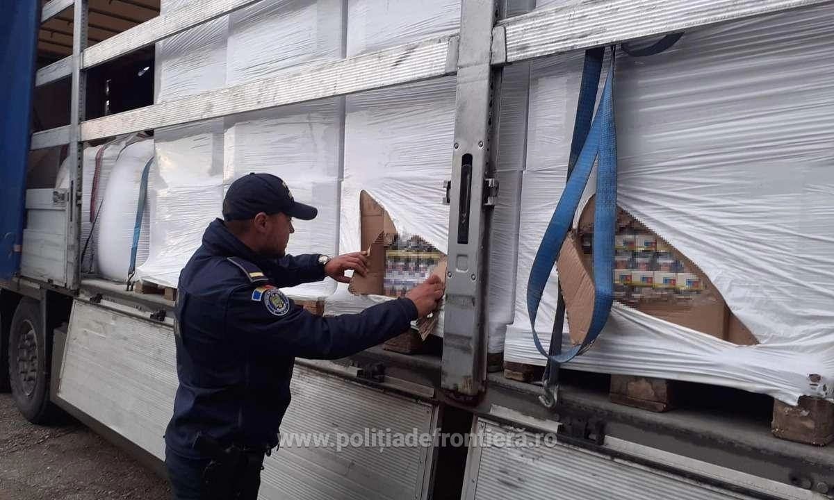 Captură de peste 1,2 milioane de euro în Giurgiu. Ce se ascundea într-un TIR care transporta paleți - FOTO