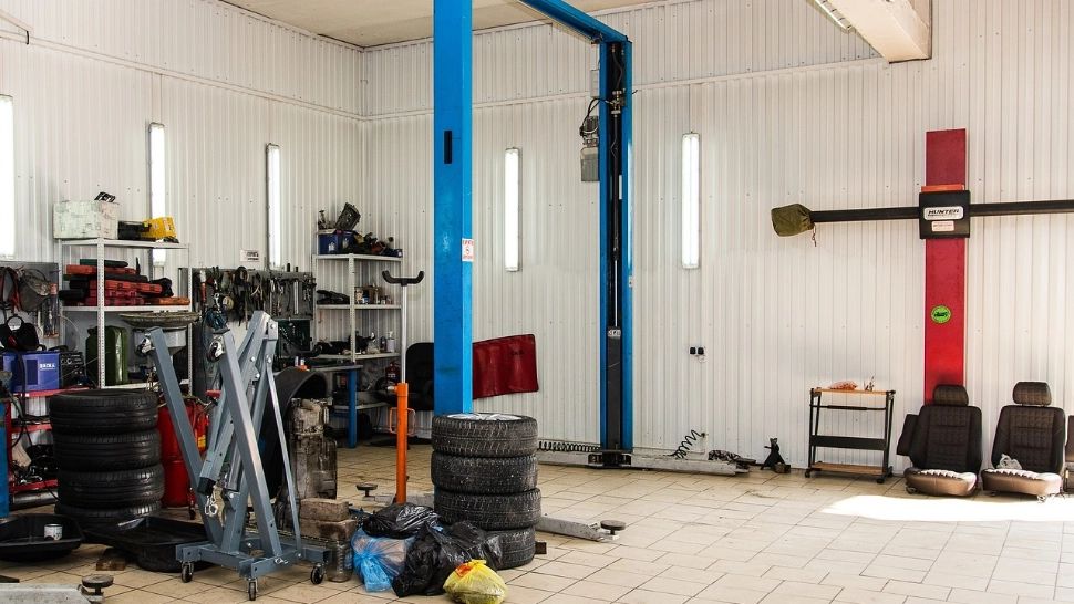 Percheziții în Suceava: bărbat anchetat pentru inspecții tehnice ilegale la un service auto