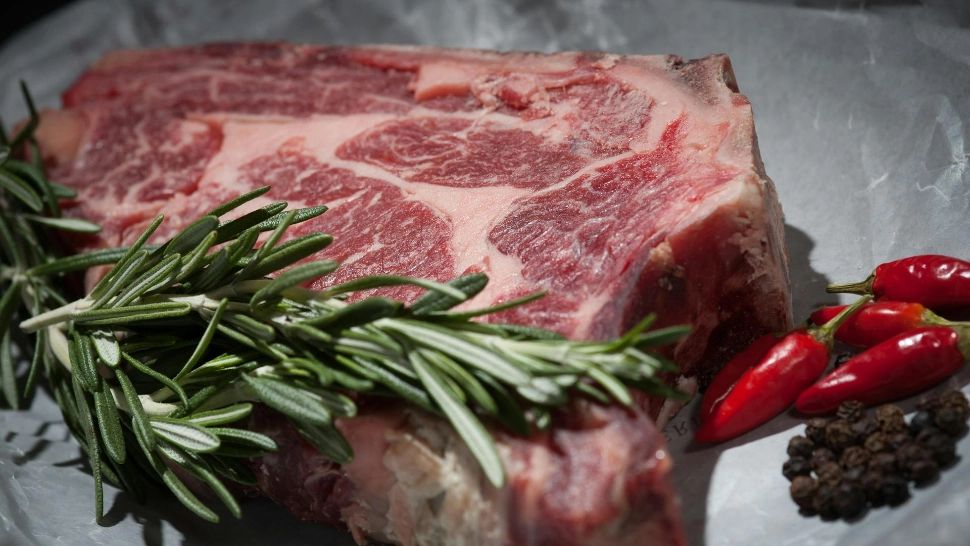 Ce trebuie să faci cu carnea ca să se frăgezească. Trucuri utile pe care să le folosești în bucătărie