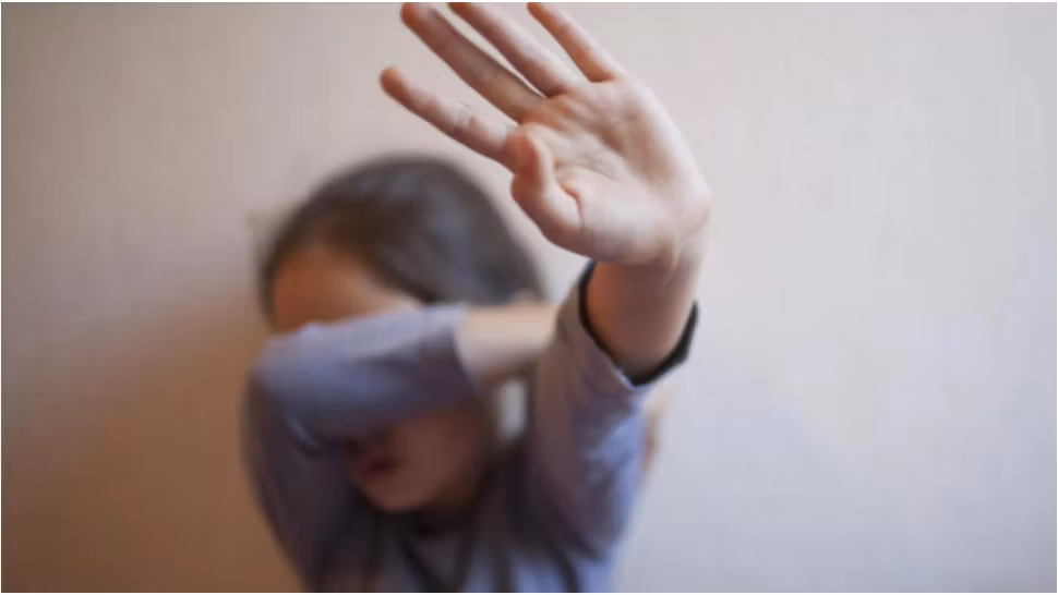 Fetiță de 12 ani, înjunghiată cu o șurubelniță pe stradă