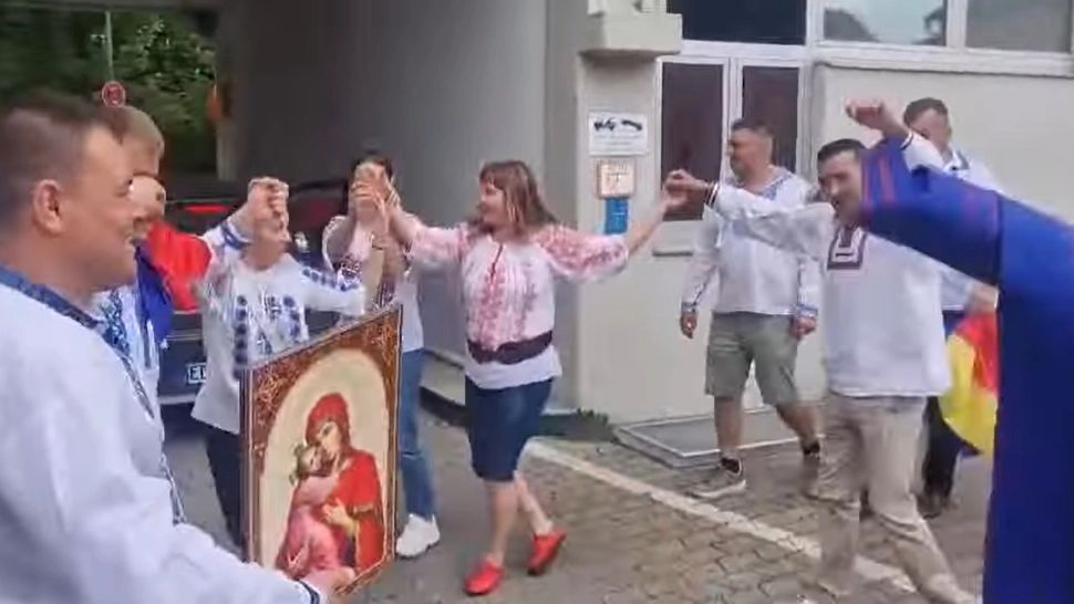 Românii au făcut o horă la o secție de vot din străinătate. Foto: Captura YouTube