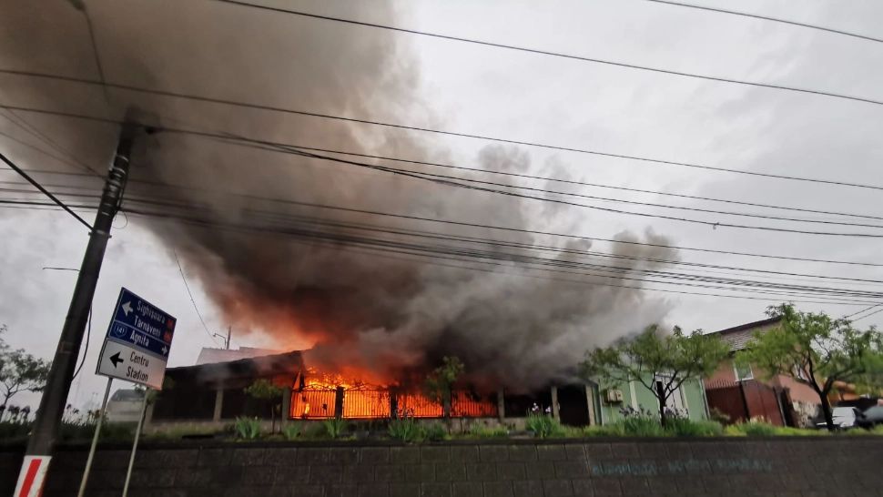 Incendiu devastator la Mediaș. Doi oameni transportați la spital - GALERIE FOTO