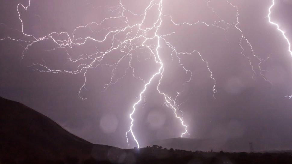 Cum ne vor afecta furtunile electrice care se abat asupra României? Se anunță temperaturi în scădere pentru următoarele două săptămâni