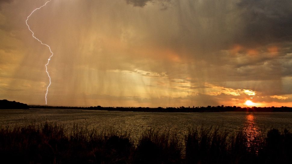 Vremea 8 mai. Instabilitate atmosferică accentuată: unde sunt așteptate FURTUNI astăzi; temperaturi scăzute/ Profimedia