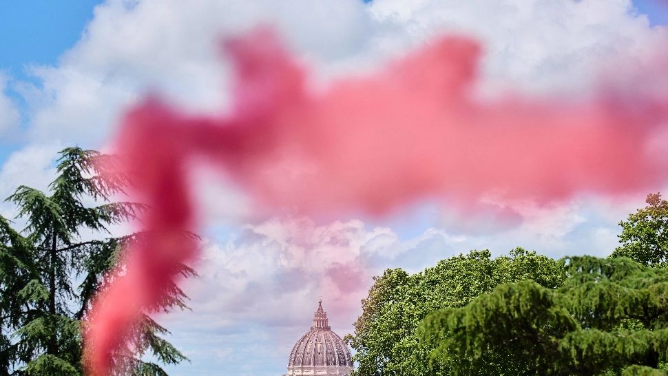 Fum ROZ la Vatican. Moment controversat în timpul Conclavului pentru alegerea unui nou Papă. Ce s-a întâmplat? - VIDEO