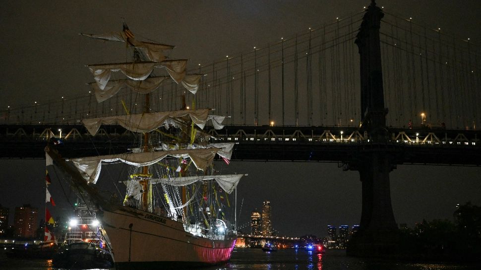 Panică la New York! 22 de persoane au fost rănite, după ce o navă a Marinei mexicane a lovit podul Brooklyn / Profimedia