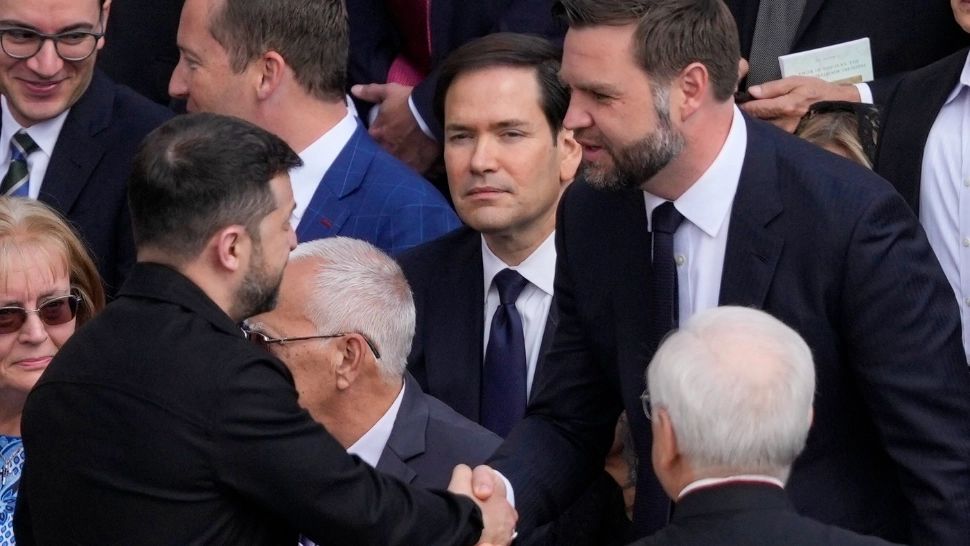 Întâlnire de grad zero. Vance și Zelenski, strângere de mână sub privirile lumii la Vatican