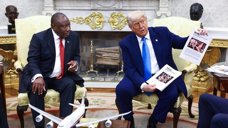 Trump a mai făcut o ambuscadă la Casa Albă. Foto: Profimedia