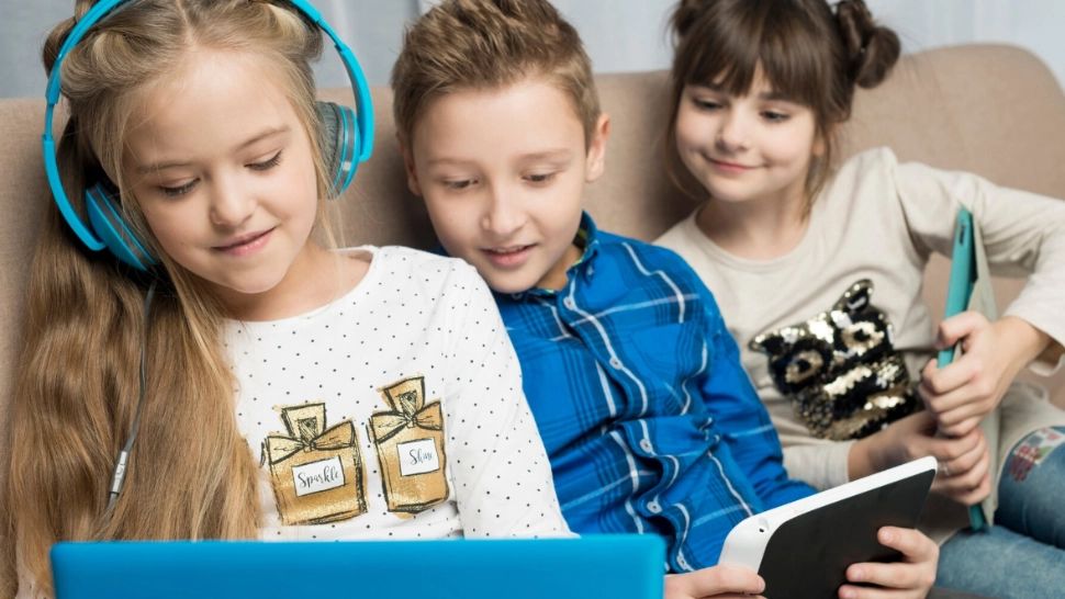 Uniunea Europeană vrea să interzică accesul pe rețelele sociale copiilor sub vârsta de 15 ani