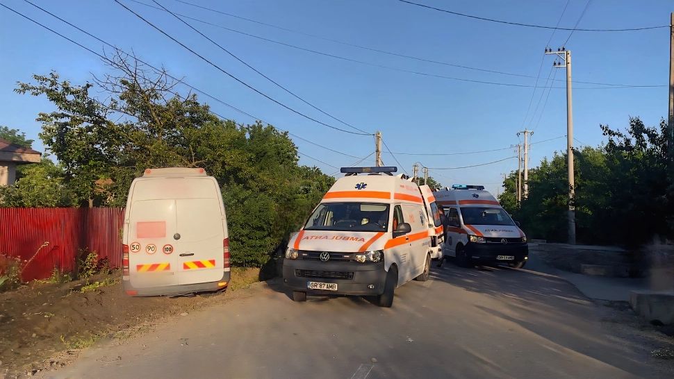 Accident cumplit în Giurgiu: patru oameni aflați în fața porții au fost spulberați de un microbuz. A intervenit elicopterul SMURD