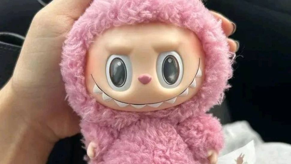 Labubu, jucăria care a cucerit planeta, face ravagii și în România: brelocul viral ajunge la 400 de lei, iar imitațiile pornesc de la 70 de lei