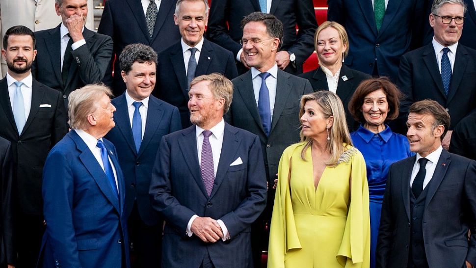 Apariție spectaculoasă la summitul NATO. Cine este femeia care le-a captat atenția liderilor mondiali?
