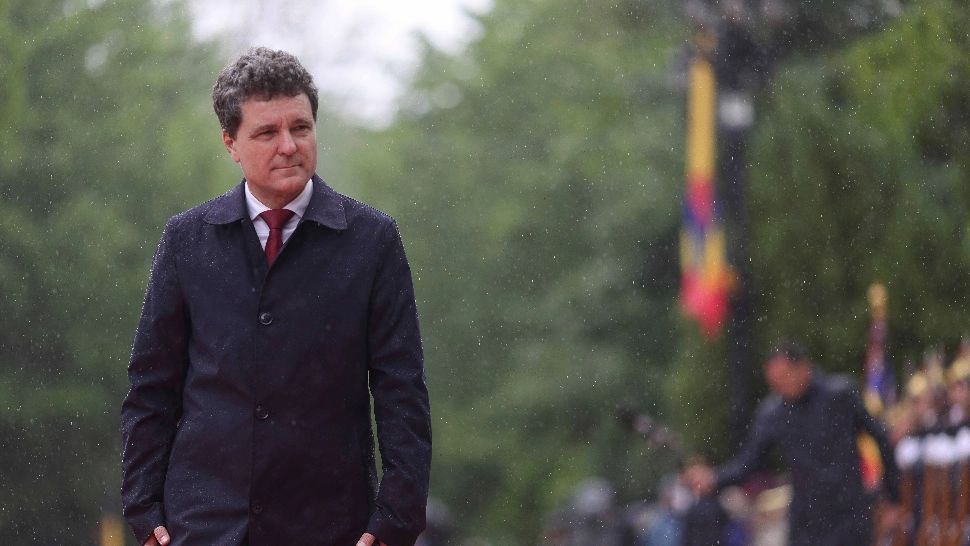 Nicușor Dan se duce la Macron să discute despre înarmare.