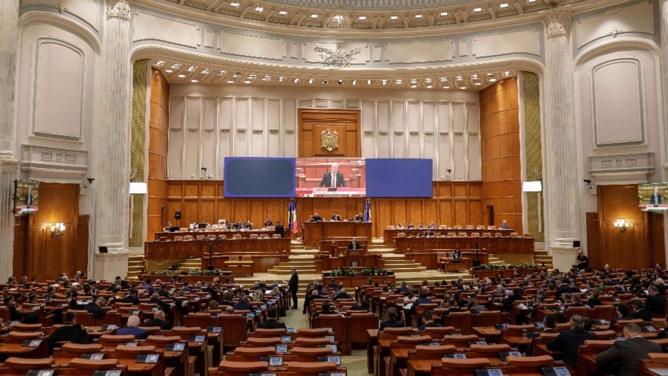 Peste 900 de foști parlamentari beneficiază de pensii speciale pentru mandatele exercitate în Parlament