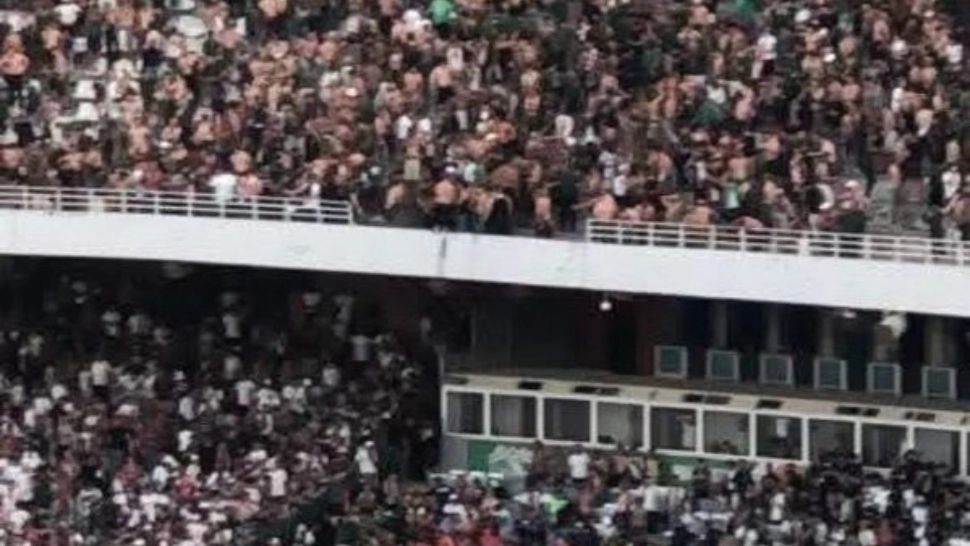 Panică pe stadion după ce tribuna a cedat la meciul MC Alger: un mort și 11 răniți/ Captură video