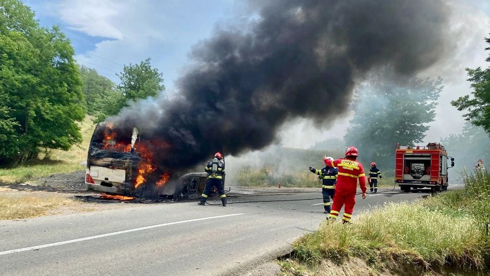 Imagini de coșmar. Un autocar s-a făcut scrum pe o șosea din județul Sibiu. Cine se afla în vehicul? - FOTO