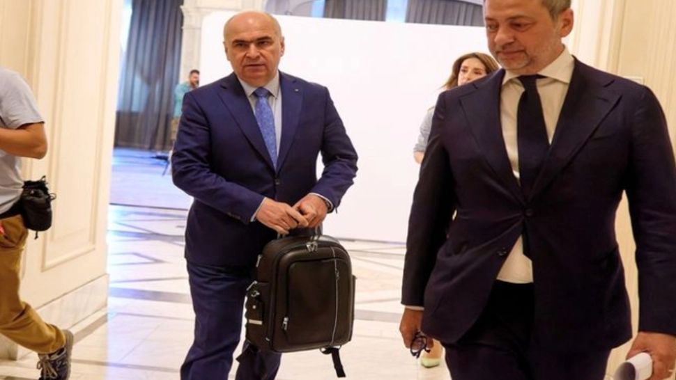 Bolojan aduce austeritate într-un rucsac de 1300 de euro. Premierul sfidează prin opulență, la fel ca Iohannis