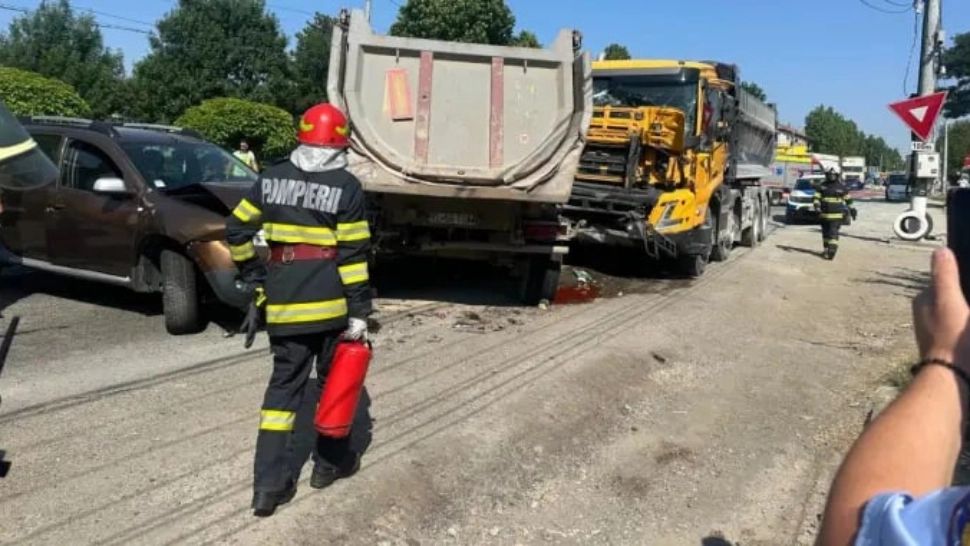 Coliziune între două TIR-uri şi două maşini în Mihail Kogălniceanu. O victimă transportată la spital