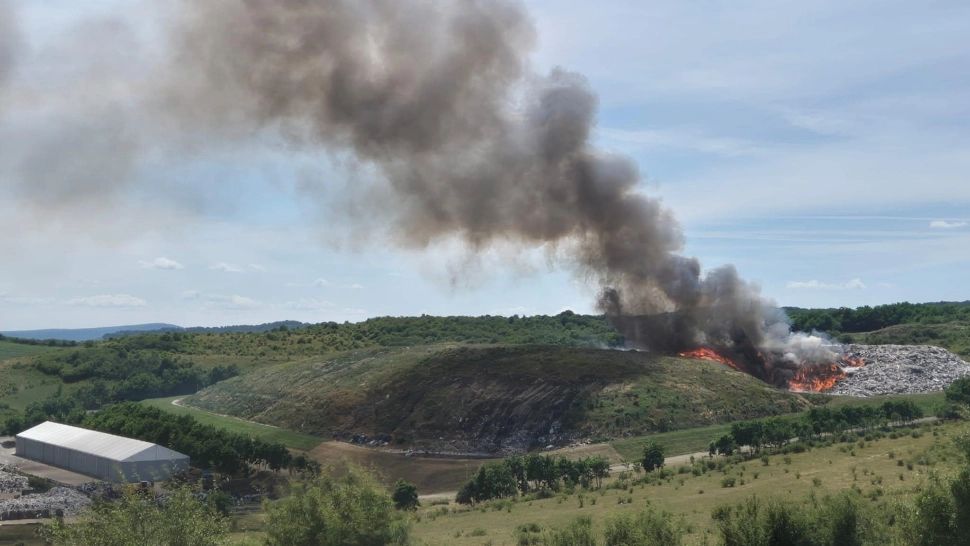 Încă un incendiu major la o groapă de gunoi. De data aceasta la cea unde se strâng toate deșeurile din județul Bistrița Năsăud VIDEO