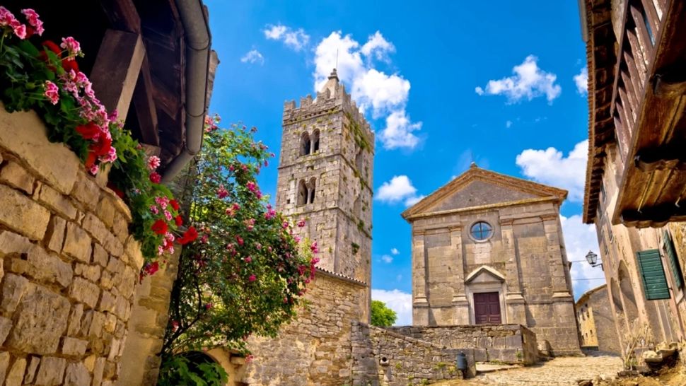 Cum arată cel mai mic oraș din lume prin ochii a doi turiști din România. Ce se întâmplă când pășești acolo?