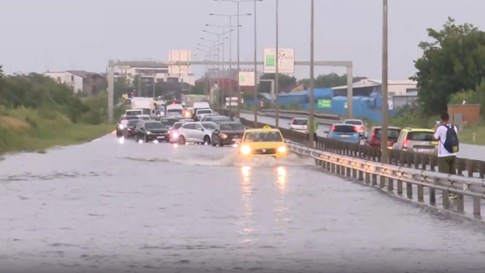 În câteva zeci de minute poate ploua cât într-o lună (foto: arhivă)