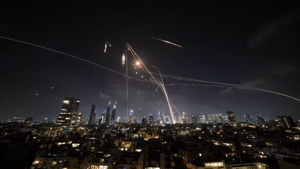 Israelul avertizează că urmează atacuri masive asupra unor „ţinte foarte semnificative” din Iran. Populația din Teheran, sfătuită să părăsească orașul