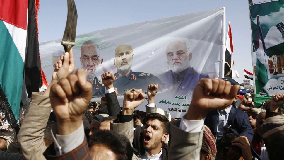 Iranienii au ieșit în stradă să protesteze pentru uciderea liderilor, iar Israelul a lansat un al doilea atac. Foto/Profimedia