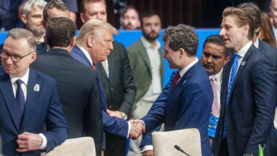 Trump doar a strâns mâna cu Nicușor Dan, formal, la ultima lor întâlnire de ka adunarea NATO. Foto/Arhivă
