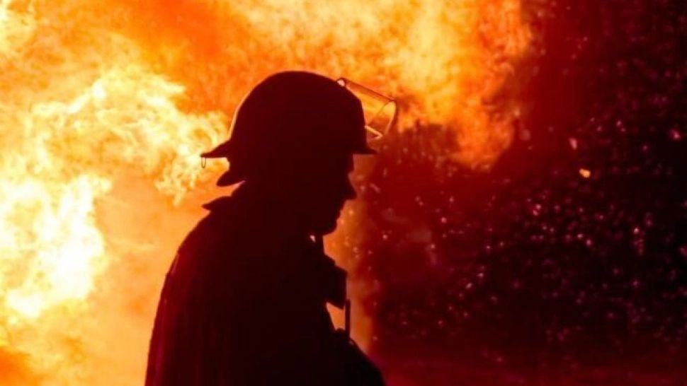 Incendiu de proporții în județul Brașov: 25 de persoane evacuate din cauza flăcărilor violente