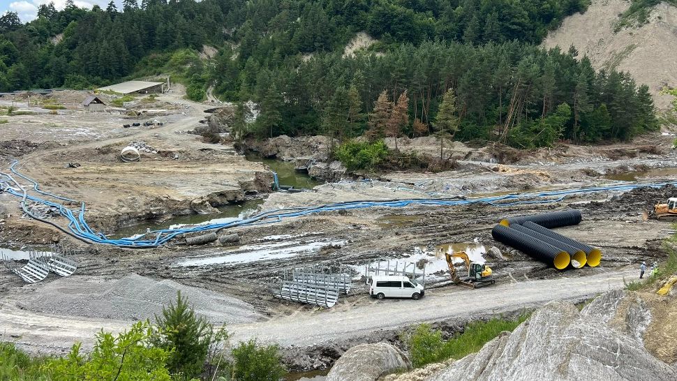 Dezastrul de la Praid. Prefectul Harghitei: Se sistează lucrările de deviere a pârâului Corund, din cauza condițiilor meteo