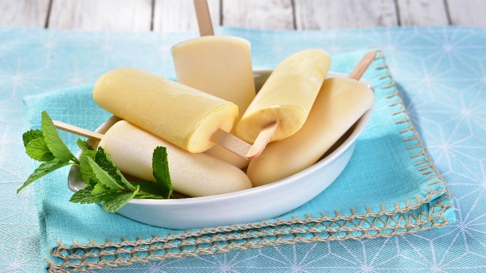 Deliciul absolut al verii! Cum prepari acasă înghețata de banane pe băț: nu o să te mai saturi de ea/ Profimedia